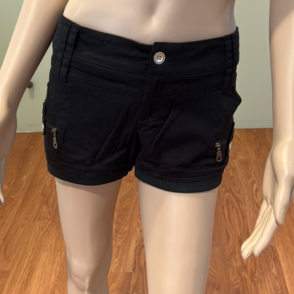Color Swatch Black Shorts With Zipper Details Size L
